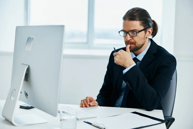 Офисный работник, должностное лицо работает за компьютером, руководитель