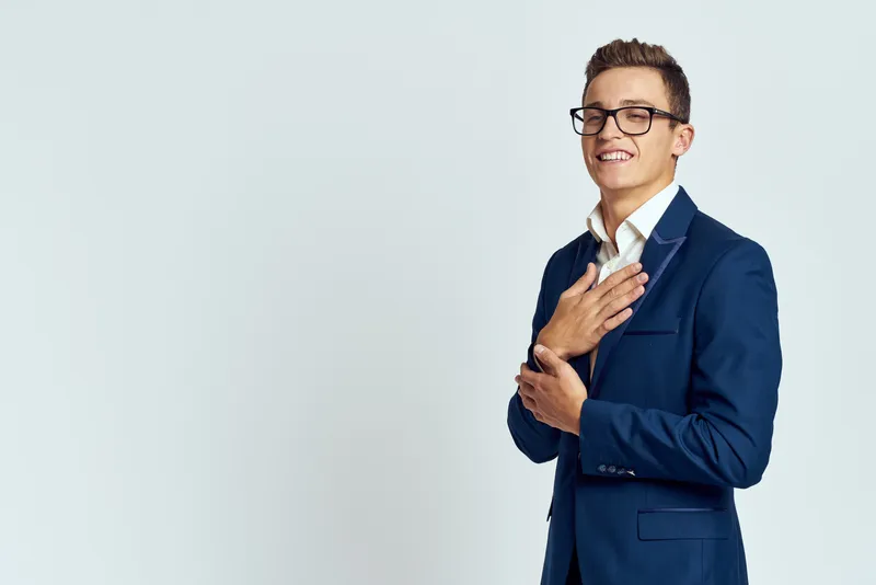 Бизнесмен в очках и синем костюме, кадрированный вид, официальный стиль, светлый фон