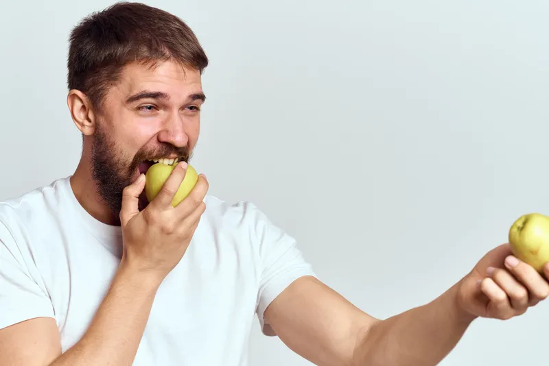 Энергичный мужчина с яблоками