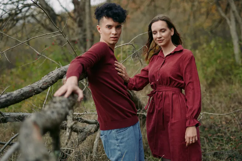 A candid, authentic moment between a couple outdoors, captured with natural light and clear emotion, showcasing calm relation and honest mood in a tranquil setting.