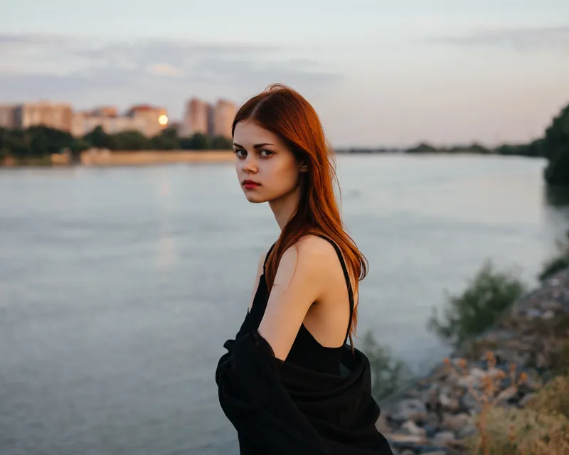 Женщина в чёрном платье на фоне природы