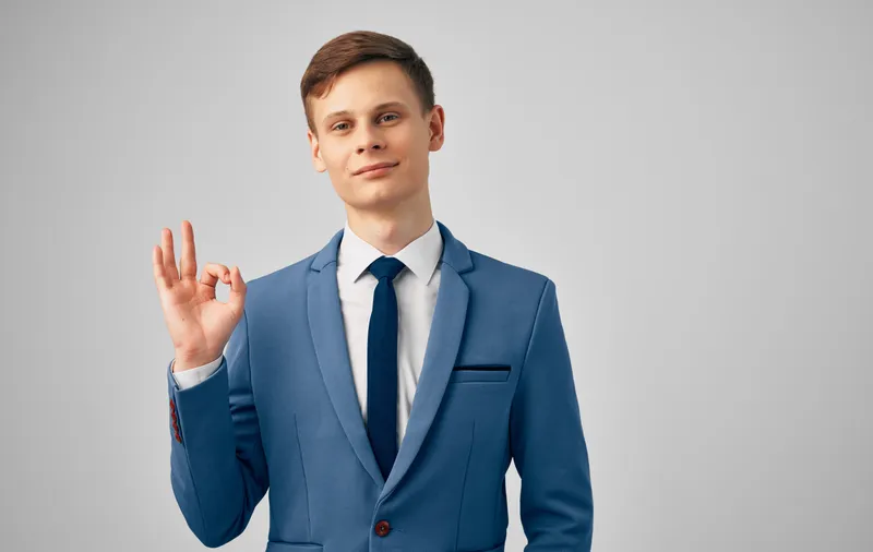 Мужчина в синем пиджаке и галстуке, менеджер, официальный, профессиональный, серый фон