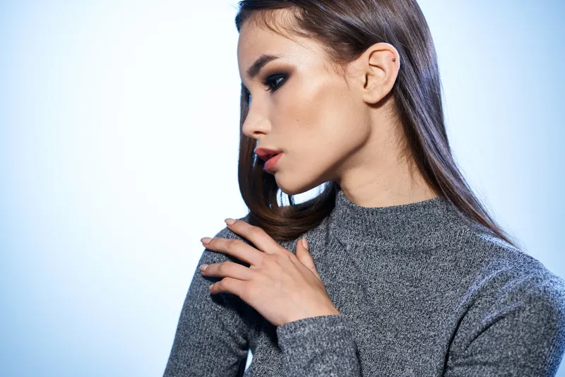Крупный план красивой брюнетки с ярким макияжем и привлекательным взглядом