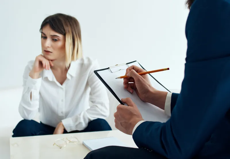 Женщина-психолог работает с пациентом, у которого есть проблемы с коммуникацией