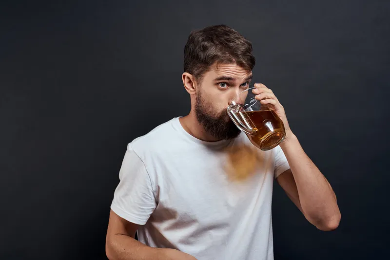 Мужчина с кружкой пива в руках, эмоции, веселье, образ жизни, белая футболка, тёмный изолированный фон