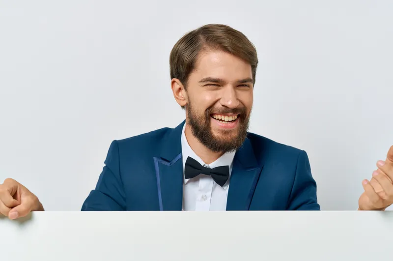 Бизнесмены в костюмах на белом фоне, плакат со скидкой, реклама