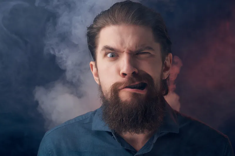 Портрет мужчины, курящего сигарету