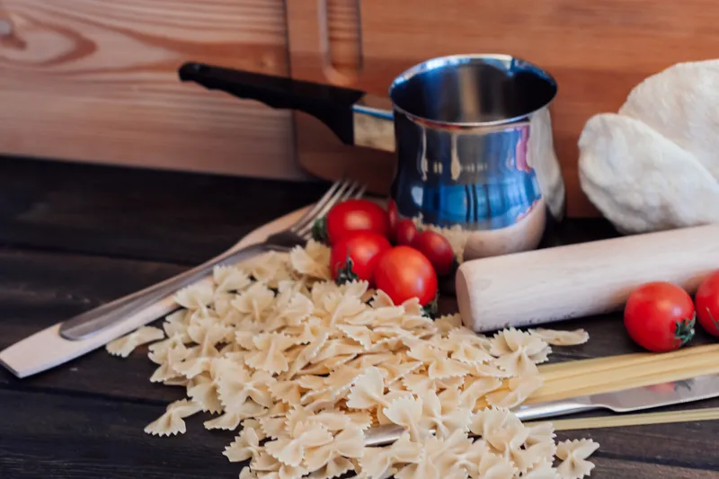 Приготовление итальянской кухни: мука и продукты на кухонном столе