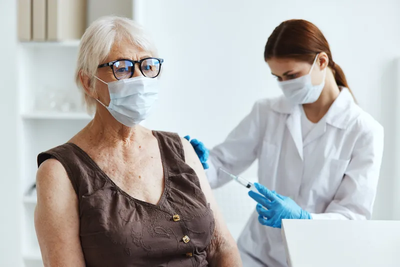 Пожилая женщина-пациентка в больнице для вакцинации и защиты иммунитета