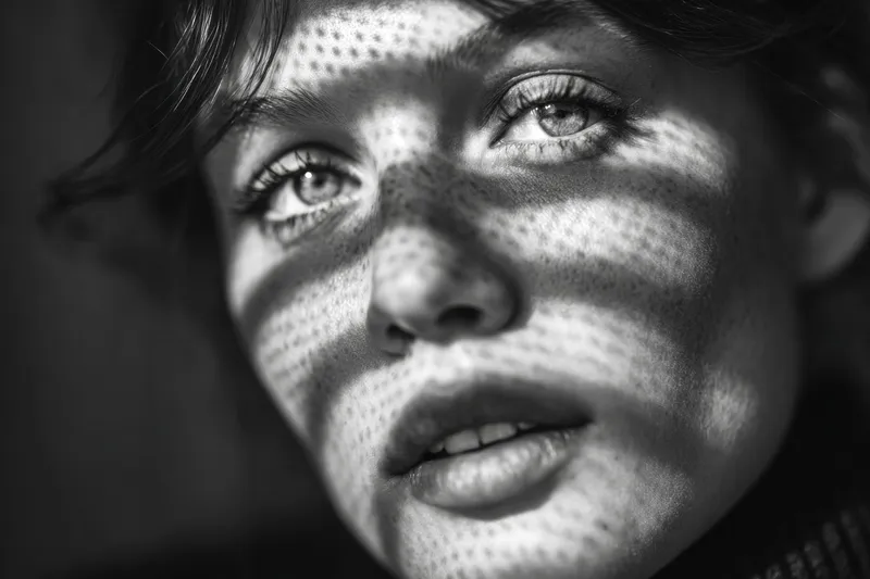 Тихая, загадочная сцена, запечатлевающая контраст, игру теней и эмоции, приглашающая к созерцанию и вневременному художественному выражению в мрачной монохромной обстановке