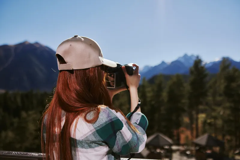 Турист-фотограф на открытом воздухе, путешествие, приключение, ландшафт, технологии