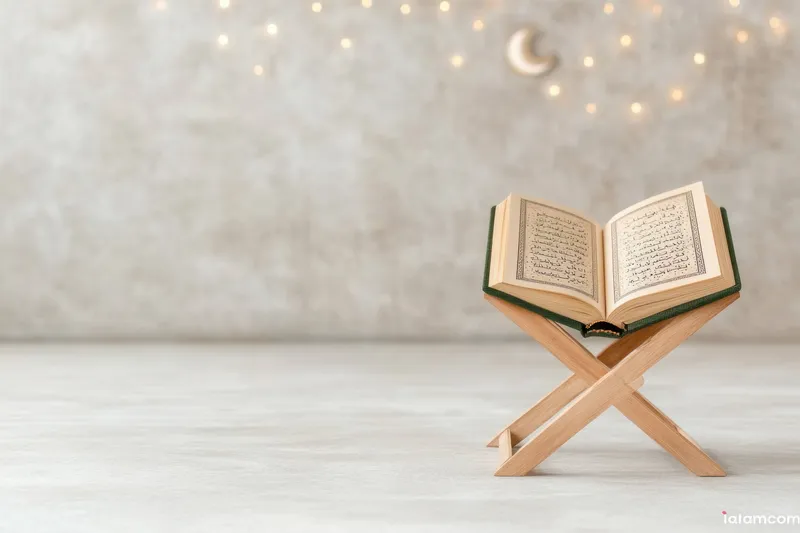 Открытая книга на деревянной подставке с красивыми страницами каллиграфии, освещенная теплым окружающим светом, создает умиротворенное и задумчивое настроение в минималистичном интерьере