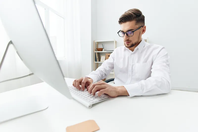 Менеджер работает за компьютером, интернет, официальная уверенность в себе, технологии