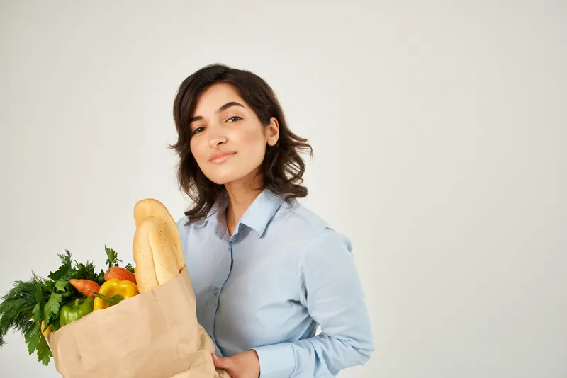 Симпатичная женщина с пакетом продуктов, овощи, доставка, супермаркет, крупный план