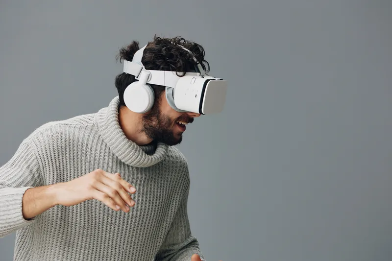 Футуристичный мужчина, виртуальный, молодой, современный, VR, реальность, устройство, очки, цифровой, игра, симуляция, развлечения, оборудование, техника, очки виртуальной реальности, гарнитура…