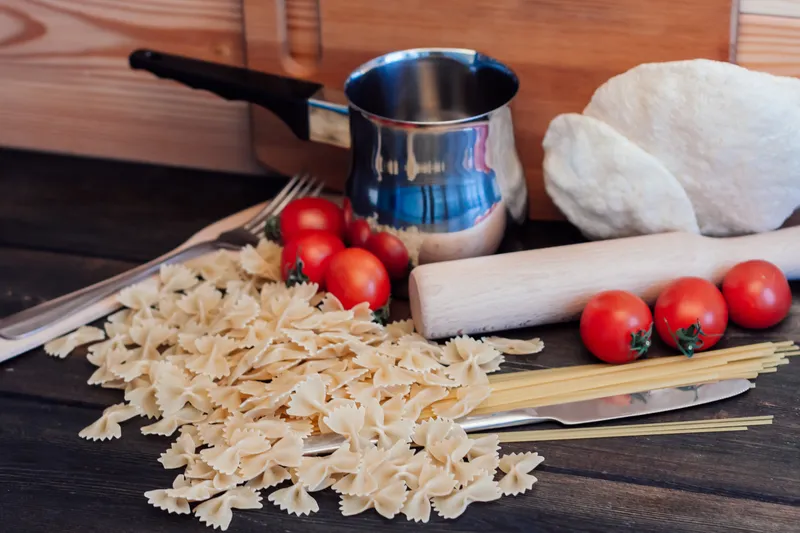Паста, итальянская кухня, обед, приготовление на деревянном столе