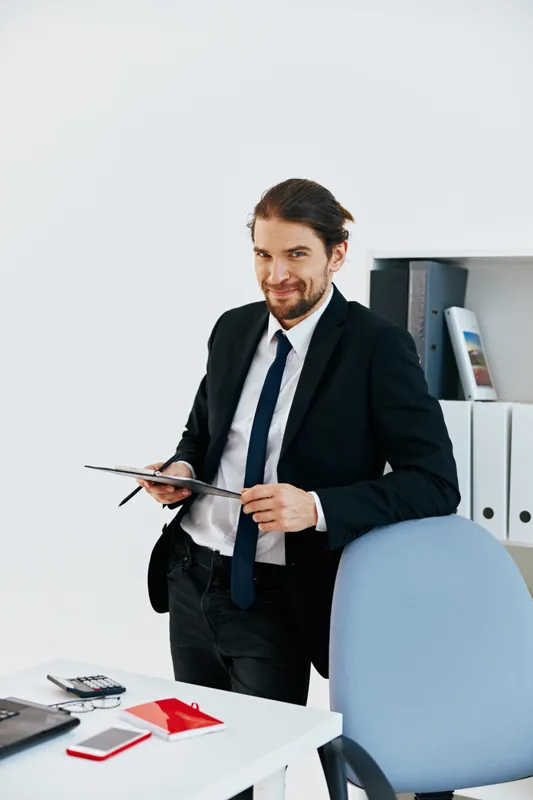 Бизнесмен, официальные документы, работа в офисе, технологии