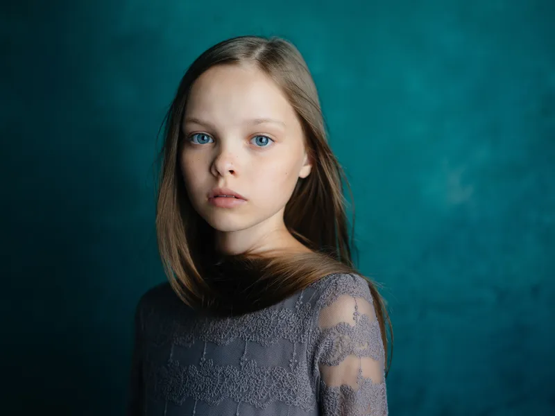 Черно-белая фотография милой девушки, выражающей недовольство и грусть