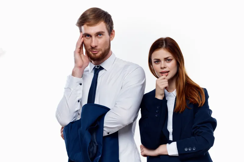 Мужчина и женщина, коллеги по работе, официальные лица в профессиональном офисе