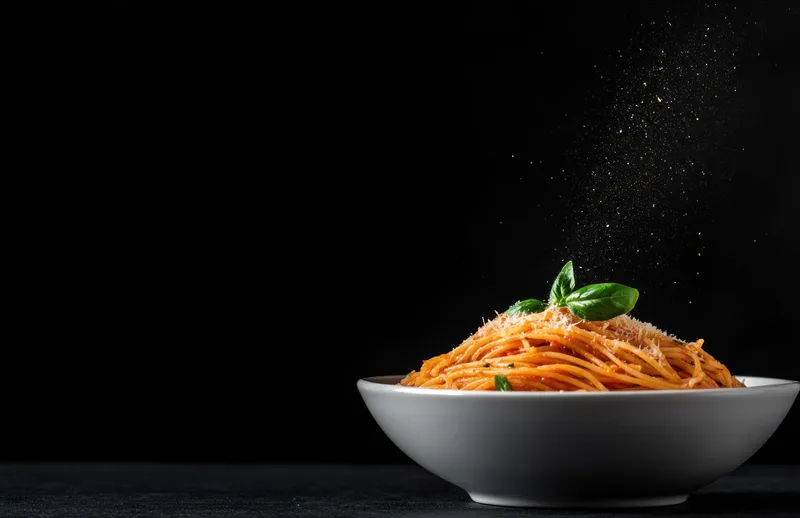 Студийный снимок передает смелый контраст и теплый, уютный вкус, фокусируясь на текстуре и аромате, что подходит для рецептов, меню и редакционных материалов о еде