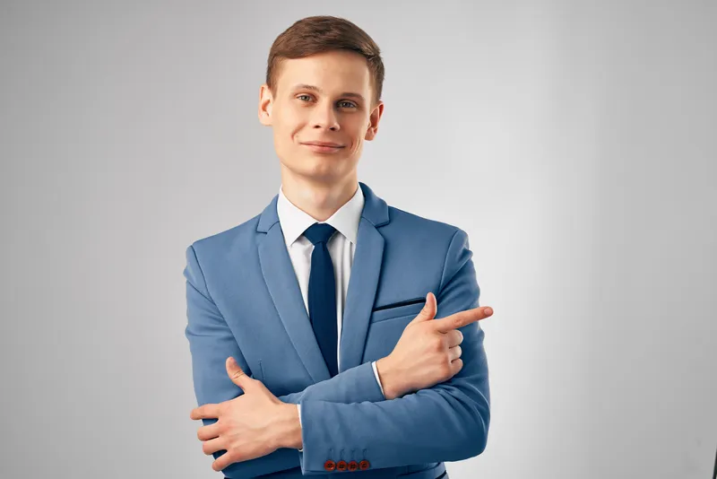 Портрет мужчины в деловом костюме, излучающий уверенность в себе