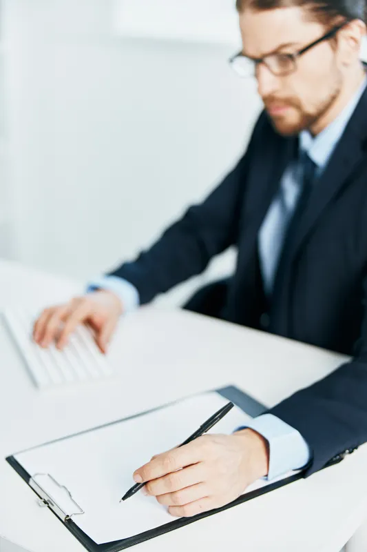 Документы на рабочем столе и офисная работа за компьютером