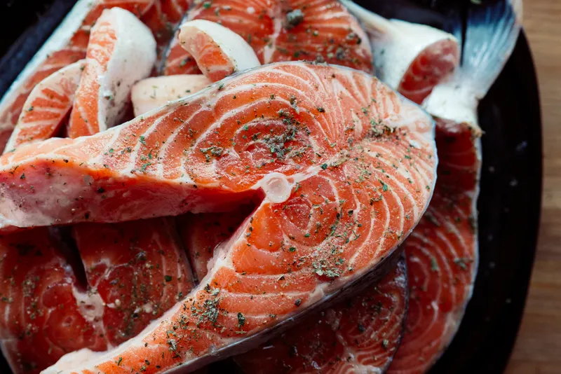 Красная маринованная рыба, приготовление еды, морепродукты, деликатес