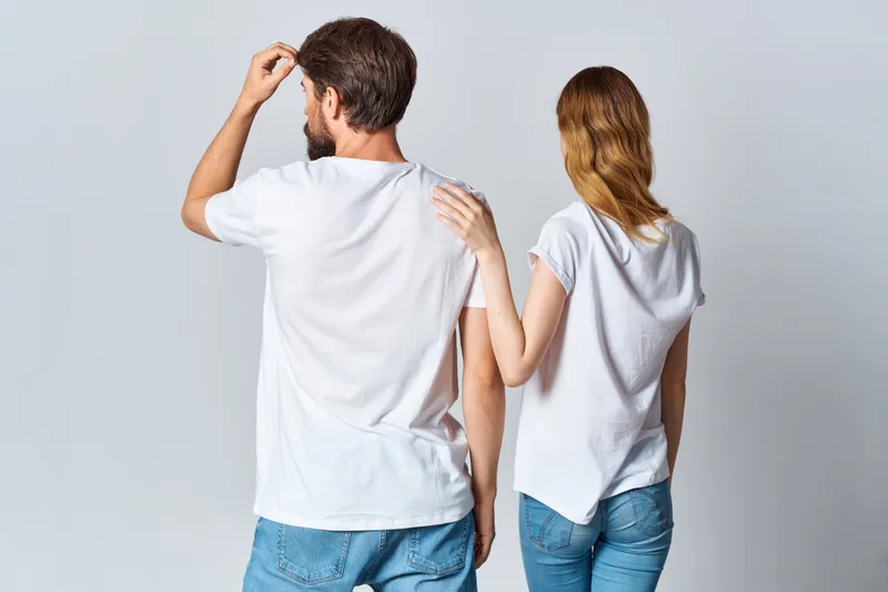 Мужчина и женщина в белых футболках в дизайн-студии, вид сзади, захват движения