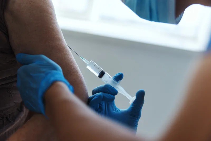 Пациент и врач с covid-паспортом в медицинских масках