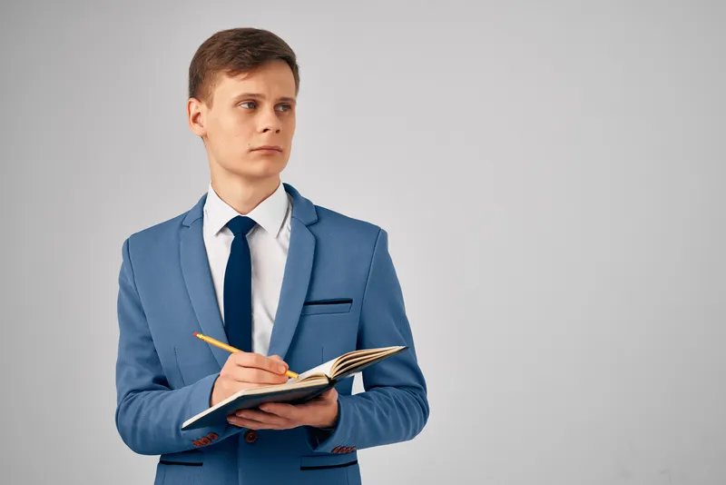 Деловой мужчина в костюме с документами работает в офисе