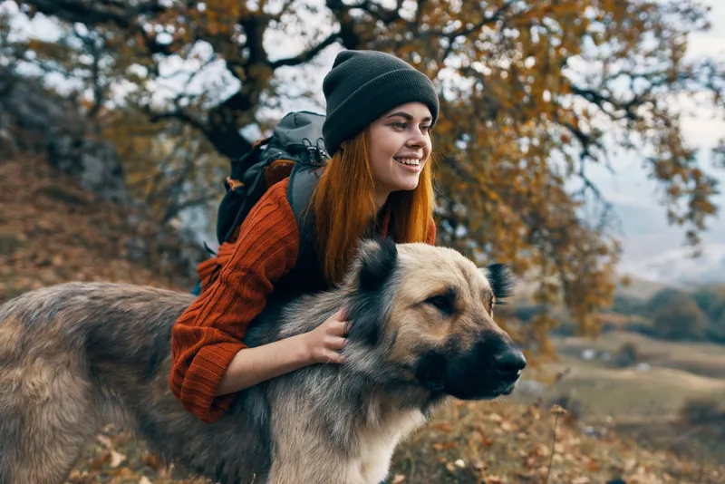 Жизнерадостная женщина-туристка на природе, дружба, пейзаж, путешествие
