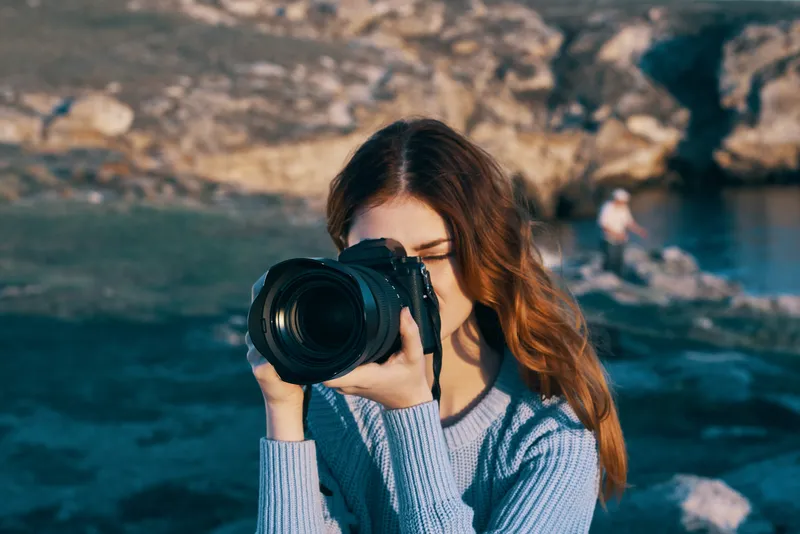 Женщина-фотограф на фоне природы, скалистые горы, приключение