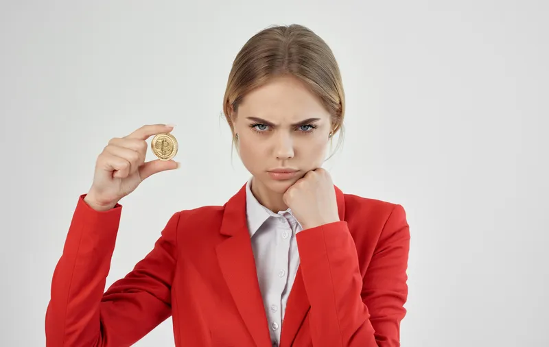 Женщина в красной куртке, теперь у вас есть криптовалюта Bitcoin, электронная коммерция, финансы