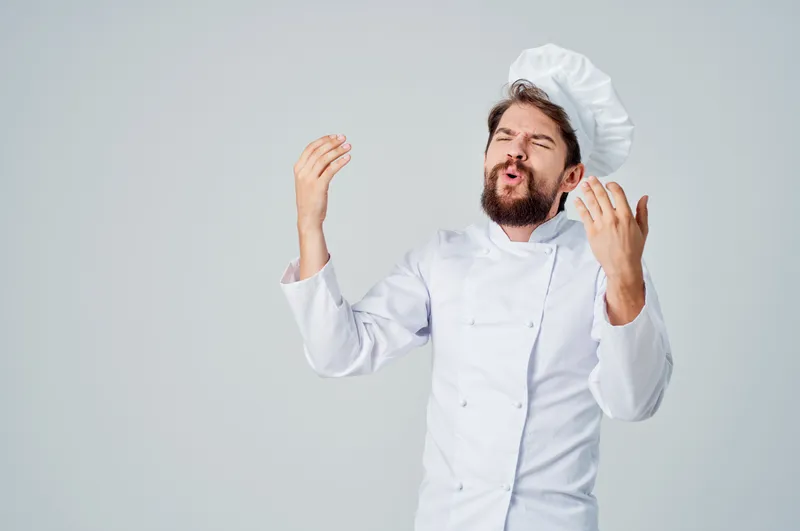 Шеф-повар на кухне, работа, жесты руками, профессиональные эмоции