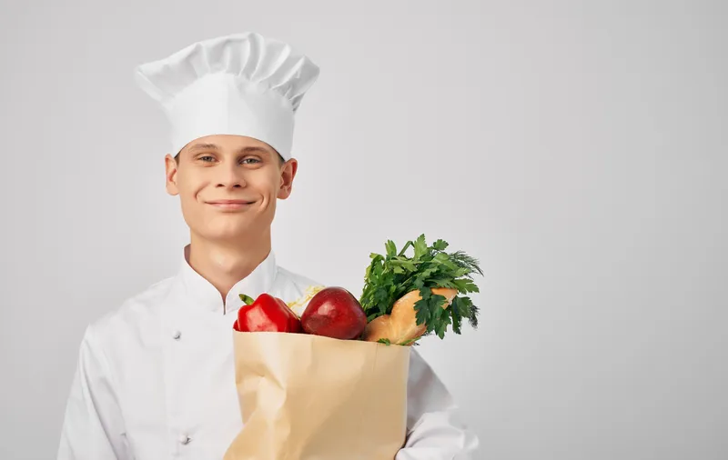 Шеф-повар с упаковкой продуктов в процессе приготовления еды, профессиональный ресторан