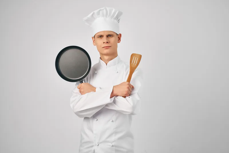 Повар с сковородой в руках, кухонная утварь, ресторан, приготовление еды