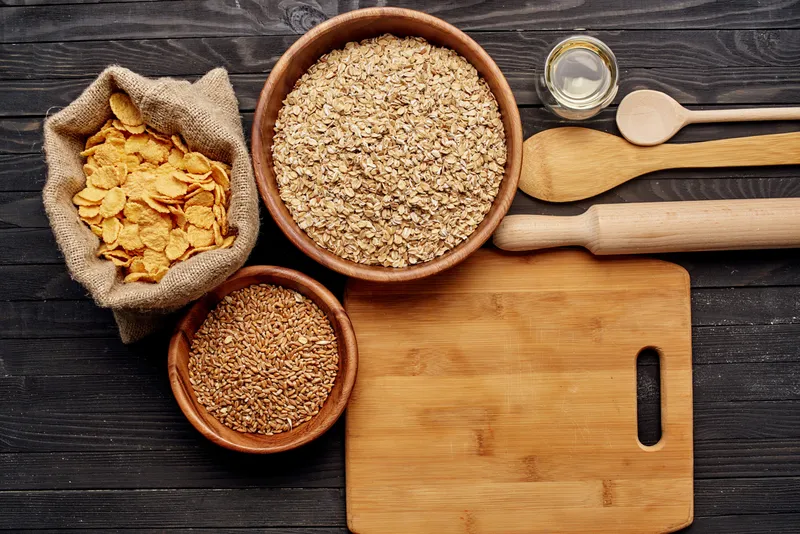 Деревянные кухонные предметы, крупы и продукты, вид сверху