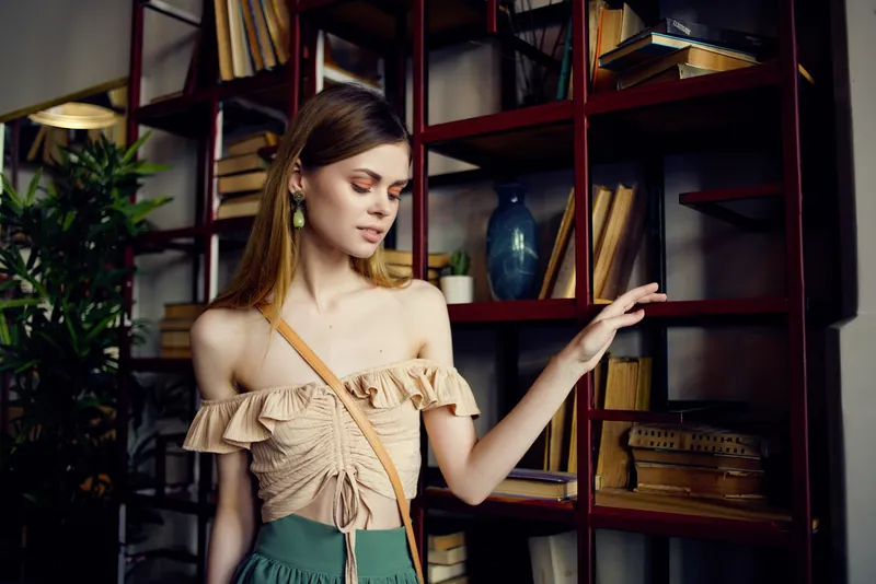 Красивая женщина читает книгу в кафе, общаясь
