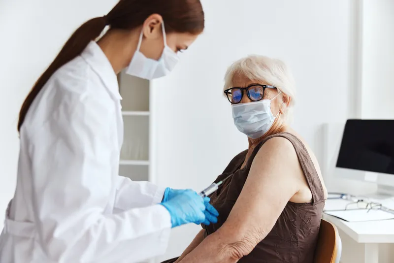 Пациент и врач делают инъекцию шприцем для вакцинации, паспорт вакцинации