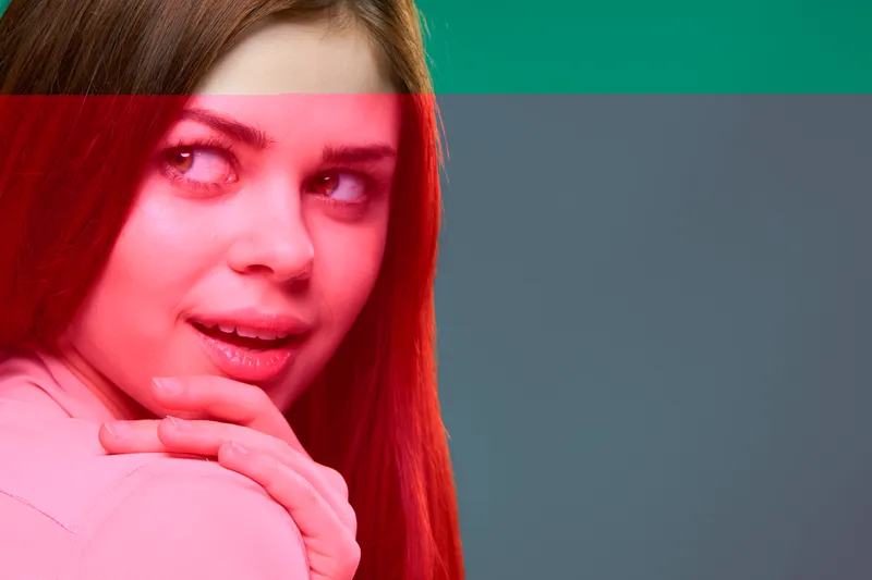 Привлекательная женщина, гламур, роскошная косметика, лицо крупным планом, зеленый фон