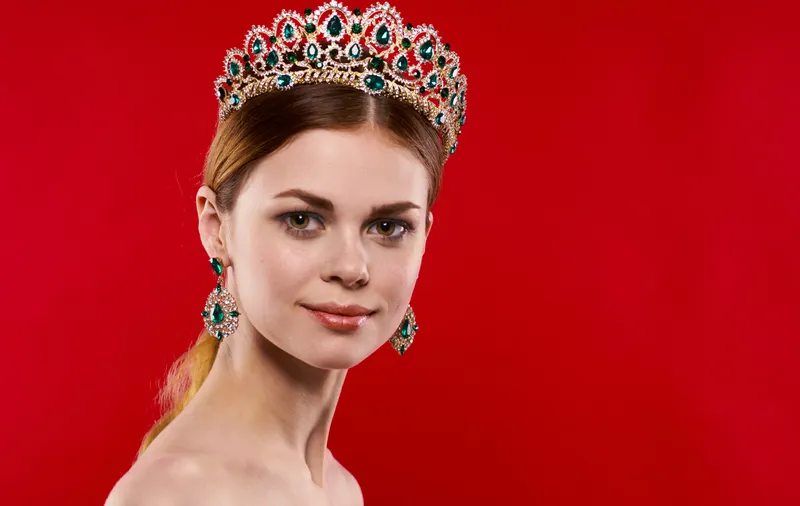 Портрет женщины с обнажёнными плечами, украшениями и макияжем