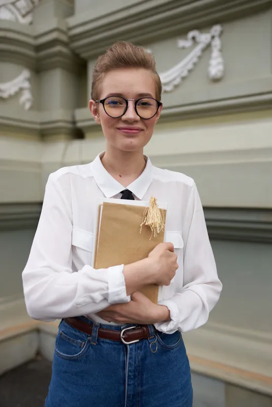 Студент отдыхает на улице возле здания