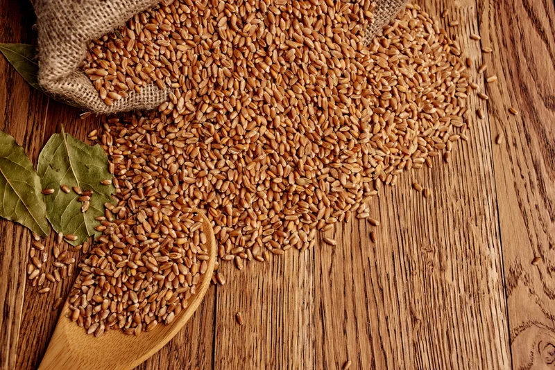 Крупный план: крупа на столе, натуральные продукты