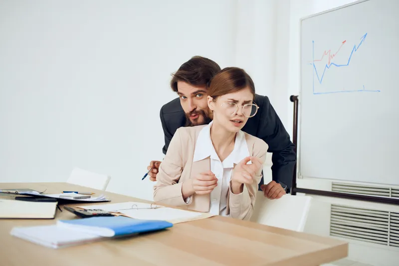 Коллеги по работе, офисные менеджеры, финансы, эмоции, проблемы