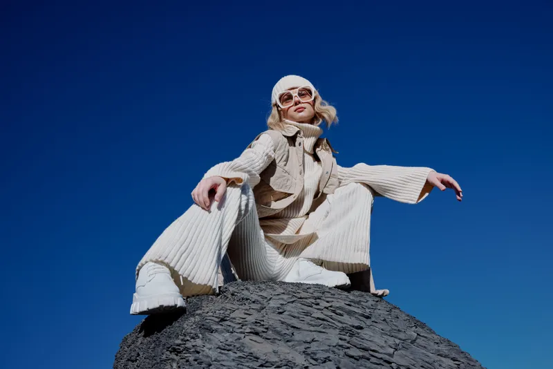 Туристическое путешествие в осеннем стиле в горы, лес, природный ландшафт