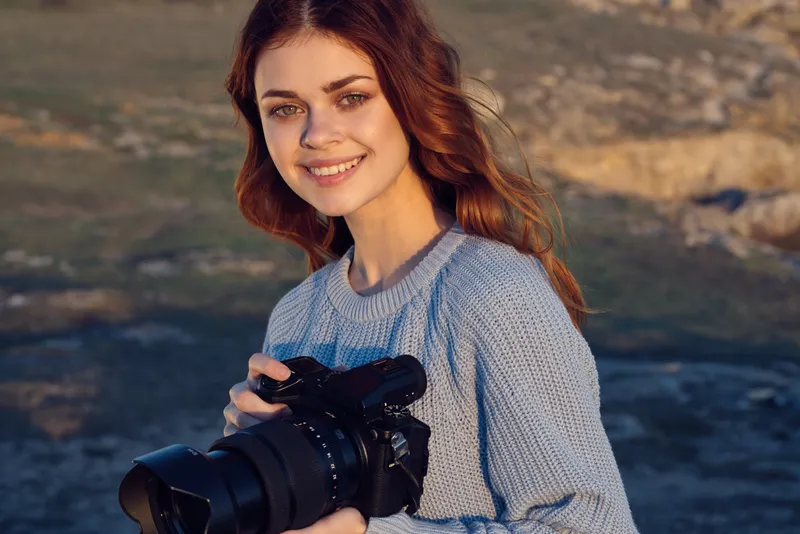 Женщина-фотограф с камерой на природе