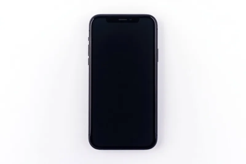 Современный черный смартфон на чистом белом фоне