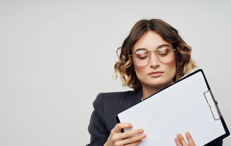 Деловая женщина с документами за работой — это официально