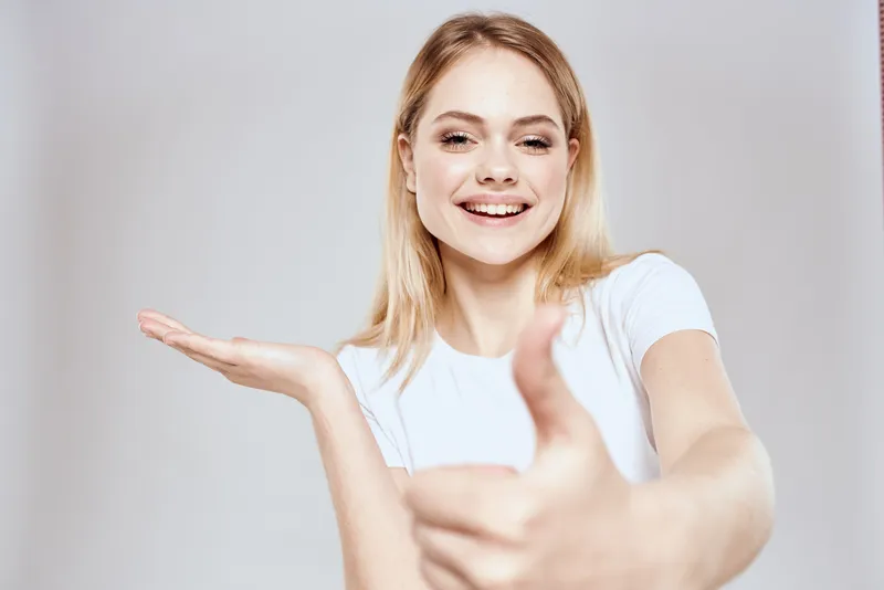 Эмоциональная блондинка в белой футболке, снятая крупным планом в студии