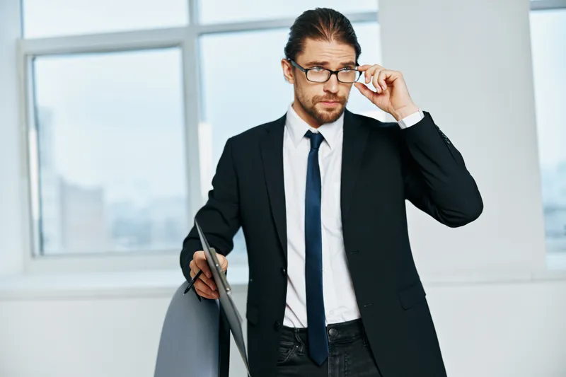 Офисный работник в костюме, офисная работа, телефонные технологии